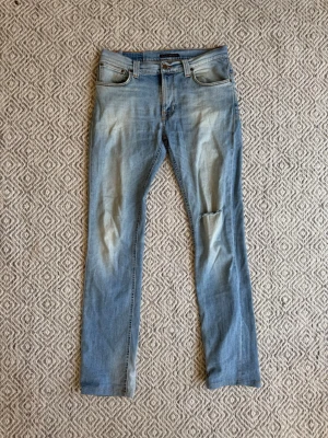 Nudie jeans - Nudie jeans - Modell: Thinn Finn - Storlek:  W30/L34 - skick: 7/10(hål på knät) - Nypris runt 2000kr Bara att höra av sig vid minsta fundering!🤩