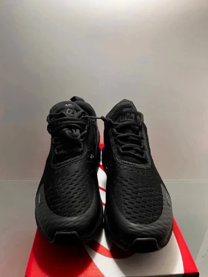 Helt Nya Svarta Nike Air Max 270 sneakers - Helt nya helsvarta Nike Air Max 270 sneakers med mesh-ovandel och synlig Air-enhet i hälen. Allt som nyköpt tillkommer - spara pengarna för samma sko!!!!