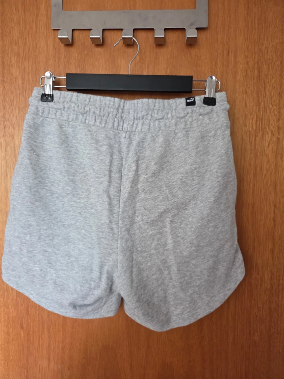 Grå sweatshorts från Puma - 1