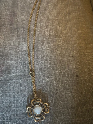 Kalevala Koru – modellen ”Lilja” (solkiriipus / rintakoru) säljes -  Säljer detta dina vintage smycke som är från finska Kalevala Koru – modellen ”Lilja” (solkiriipus / rintakoru).  Som jag ärvt från min farmor som köpte det i Finland ..