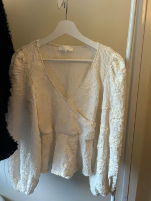 Blus från NA-KD - Säljer denna blusen från NA-KD som är helt ny och aldirg kommit till användning.