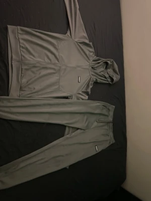 Grått loungewear-set från Henson - Knappast använd skönt och ha på sig.                