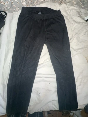 Svarta ribbade leggings från Newbody - Underställ andrig använda, den har lite päls på sig men ja kommer att tvätta och rulla dem innan ja skickar iväg, hund o katt finns i hemmet💗