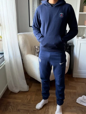 PSG SET - Säljer detta sjukt snygga PSG set ifrån deras officiella butik i Paris, hör av dig ifall du är intresserad🤗