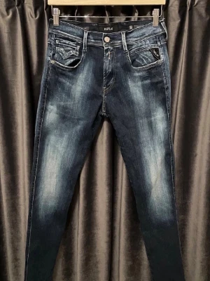 Replay jeans  - Replay Anbass hyperflex jeans i nytt skick med en extremt snygg tvätt! Storlek 30:32, passar mer som 29:32. 37 cm i midjan och 96 cm långa! Skriv vid fler frågor. 