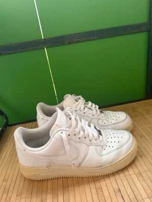 Vita sneakers med snörning - Klassiska vita sneakers med snörning och perforerade detaljer på tån. Skorna har en låg profil och en beige sula som ger en retrovibe. Tillverkade i skinn med en stilren look som passar till det mesta.