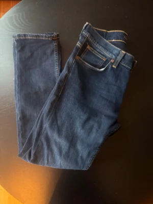 Nudie Grim Tim Nyskick - Mörkblå grim trim i nyskick, storlek 28/30. Inner ben 68cm, hela 96, midja 37 bredd