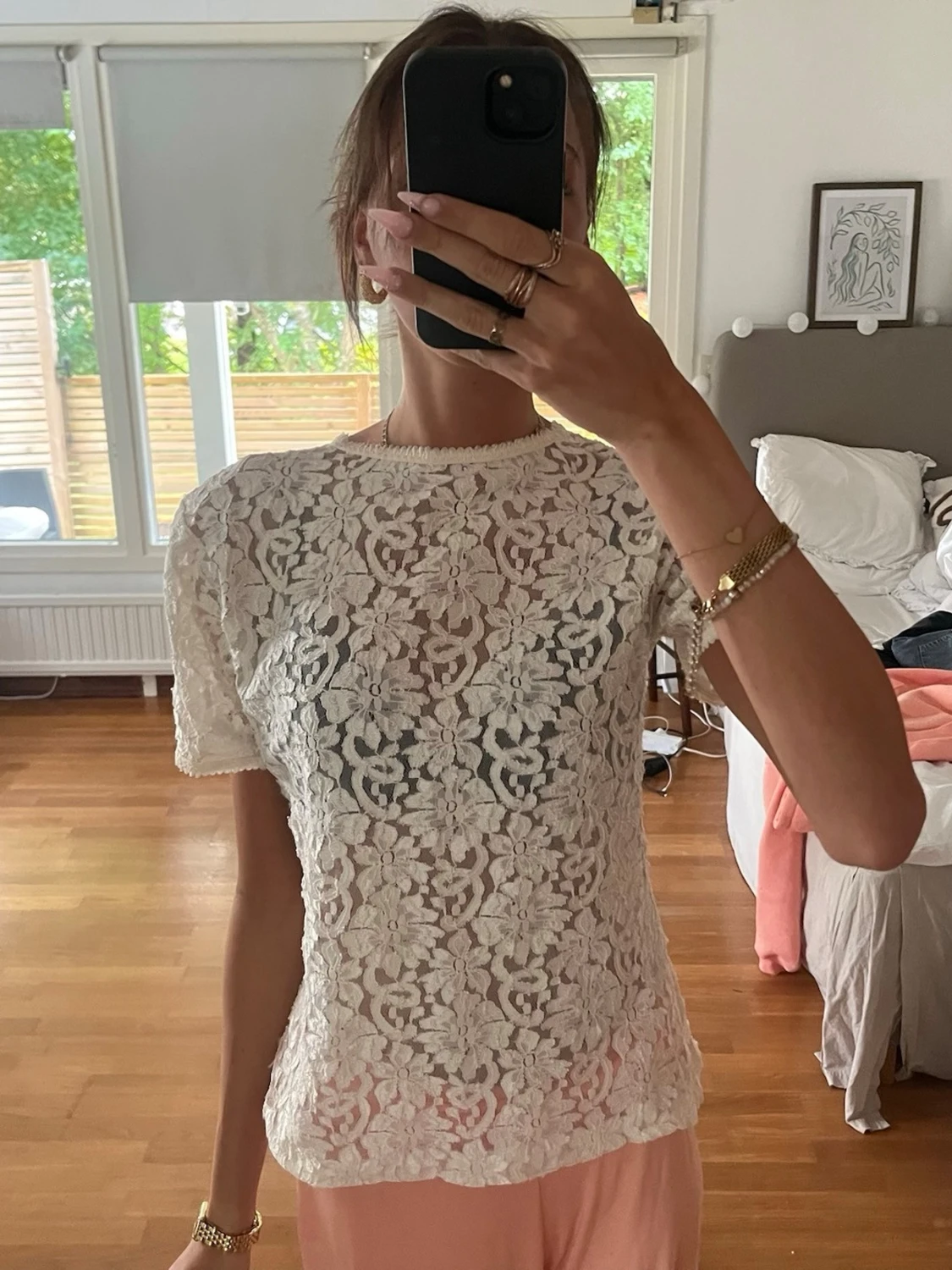 Vit spetsblus med blommönster