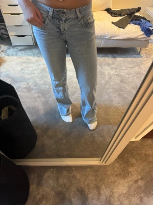 Ljusblå bootcut jeans med låg midja - Säljer ett par så fina ljusblå jeans❤️