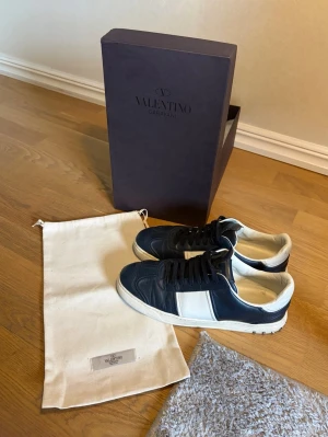 Mörkblå Valentino Flycrew - Mörkblå läder Flycrews i storlek 43. 8/10 skick. Saknar två nitar detta kan du lätt köpa å laga. Lite creasing på lädret. Dustbag och box medföljer. Pris kan diskuteras🙌