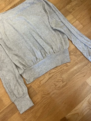 Brun sweatshirt från Gina Tricot - Mjuk och enkel brun sweatshirt från Gina Tricot i storlek S. Tröjan är tight i midjan , samt en avslappnad passform. Perfekt till jeans eller mjukisbyxor för en chill look.
