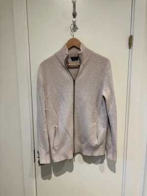 Massimo Dutti zip - Säljer denna Massimo Dutti zip i storlek M. Tröjan har en Kashmir blandning och är perfekt nu när hösten och vintern närmar sig. Tröjan är lite nopprig men kommer självklart att noppras så gott de går innan den skickas. Vid frågor eller funderingar är det bara att höra av sig:)