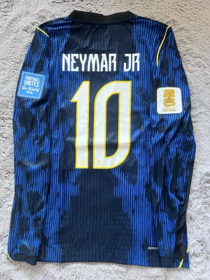 Brasilien Vm 2026 Neymar JR - En Brasilien long sleeve Vm 2026 med Neymar JR i spelar version, storlek L