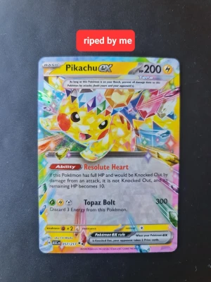 Pikachu ex Tera Pokémonkort - Säljer ett färgstarkt och glansigt Pikachu ex Tera-kort från Pokémon. Kortet har coola holografiska effekter och visar Pikachu i en mosaikliknande design. Perfekt för samlare eller dig som vill boosta din lek med ett unikt kort.