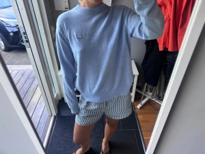 Acne tröja  - Acne tröja i blå färg storlek S, väldigt bra skick. Unisex skulle jag säga så passar både tjej o kille. 