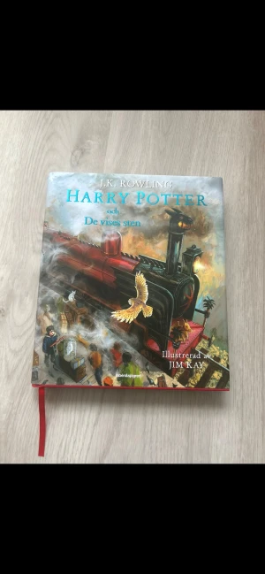 Harry Potter och De vises sten - Illustrerad utgåva av J.K. Rowlings klassiker 'Harry Potter och De vises sten', med färgstarka bilder av Jim Kay. Boken har hårda pärmar med ett magiskt omslag i rött, gult och grönt, och ett rött bokmärke. Perfekt för dig som älskar fantasy och äventyr.