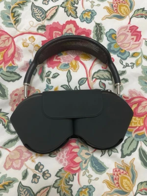 Svarta AirPods Max  - AirPods Max hörlurar som kommer med matchande fodral. 