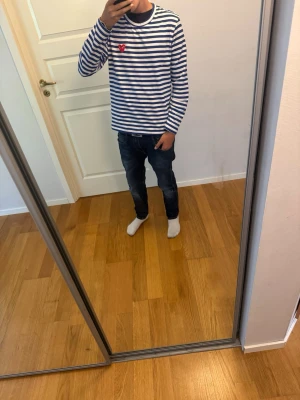 Randig longsleeve från Comme des Garçons Play  - Säljer en riktigt fet  blåvit randig långärmad tröja från Comme des Garçons Play med det klassiska röda hjärtat på bröstet. Endast andvänd 2 gånger så den är som ny inga tecken på slitage eller liknade överhuvudtaget. Tröjan är väldigt populär o efter traktad så var snabba 🙌🏼 ny pris ca 2000 kr mitt pris 799!