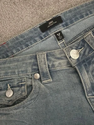 True Religion joey - Ljusblåa true religion i modellen Joey. Säljer för jag vill ha en mindre storlek så kan tänka mig byta om någon är intresserad! Jag är ca 164 och dom var lite långa på mig så är dom är uppsydda, kan skicka bilder på det om nån vill. 
