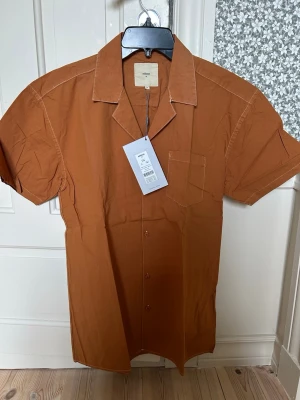 Brun kortärmad skjorta från Minimum - Snygg brun skjorta från Minimum i modellen Lowe. Nypris 700kr