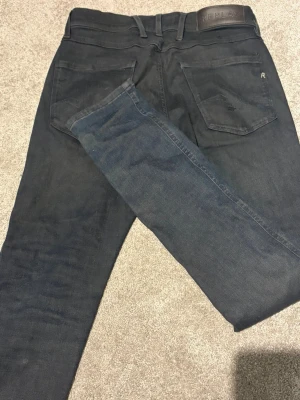 Mörkblå slim jeans från Replay - Säljer ett par mörkblå slim fit jeans från Replay, säljer då de inte passar mig.