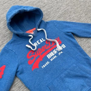 Vintage superdry hoodie - Säljer nu denna riktigt feta vintage superdry hoodie!🙌 Skick: 9.5/10🌟- Riktigt fin tröja!👏Storlek: S🤩 Hör gärna av er vid frågor eller funderingar!🤗