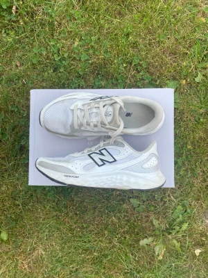New Balance Fresh Foam Storlek 40,5 - Snygga vita sneakers från New Balance med Fresh Foam-sula och meshdetaljer för extra ventilation. Skorna har en klassisk låg siluett, svarta detaljer och den ikoniska N-loggan på sidan. Perfekta för dig som gillar sportig och clean stil. Storlek 40,5. Skickar samma dag! Kolla min profil för flera snygga och priscärda skor!