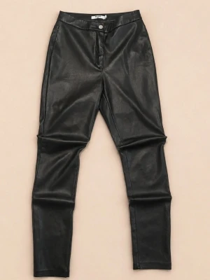 NA-KD faux leather byxor  - Snygga svarta byxor i fuskläder med hög midja och smal passform. De har knapp och dragkedja framtill samt sömdetaljer som ger en cool look. Perfekta för dig som vill ha en edgy stil och matcha med oversized tröjor eller crop tops.