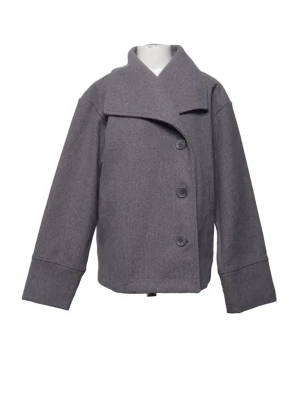 Grå ullkappa med bred krage - Stilren grå kappa i ullmix med bred, asymmetrisk krage och stora knappar framtill. Modellen har vida ärmar och en rak, boxig passform som ger en modern look. Perfekt för kyliga dagar när du vill vara både varm och snygg.