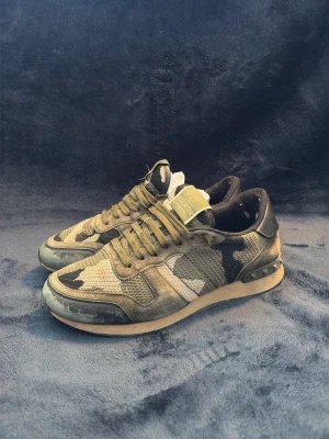 Valentino rockrunner - Ett par snygga Valentino Rockrunners, bra skick lite slitna på ett ställe (se bild) annars väldigt sköna och feta skor, hör av er vid frågor!😁🤝