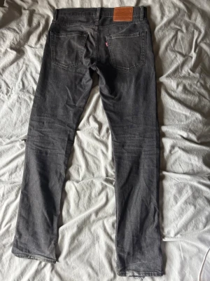 Levi’s 511 jeans  - Svarta 511 jeans från Levi’s. Nypris ca 1200kr, storlek W30 L32 och skick 7/10. Pris kan diskuteras vid snabb affär! Ställ gärna frågor🤝