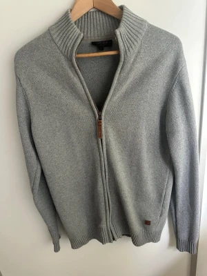 Full zip  - Full zip tröja i perfekt skick. Sitter som en M