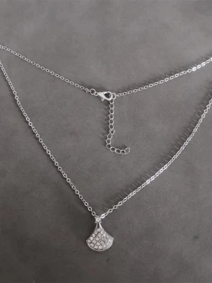 Halsband  - Materialet är legering +zirkon. Längd är 40cm. Kan förlängas med 5cm. (#409)