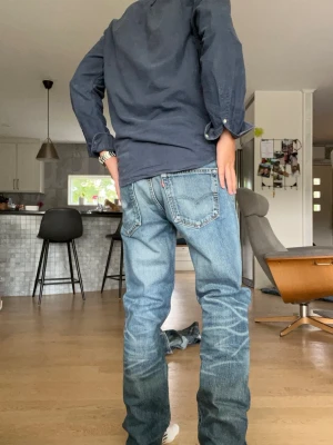 Blå levi’s 508or  - Tjenare!! Säljer nu mina goa 508or i prima skick förutom ett lite hål som dem har i skrevet, det syns ej när man har på sig och är lätt att fixa om man skulle vilja det. Hör av dig vid minsta fråga! Midjan är ca42 cm👍🫵