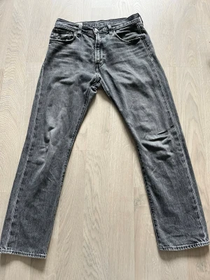 Levis Jeans  - Säljer att par jeans från Levis med en del snygga slitningar. De är i bra skick och är i storlek W29 L30. Skriv vid minsta fundering🙌