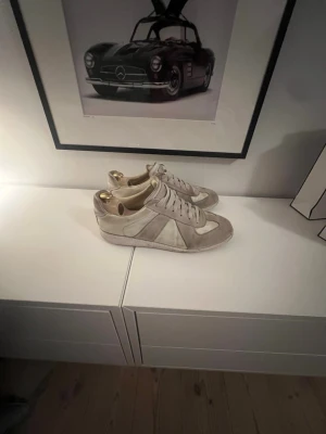 Grå och vita sneakers i mocka - Feta maison margiela skor i en unik helvit modell