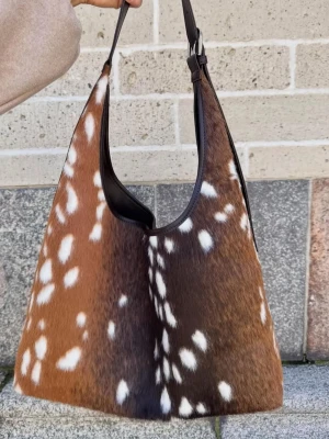 Bambi populär väska - Populär Gina tricot väska som är ny med prislappar kvar. Aldrig använd. Så rymlig och fin väska. 