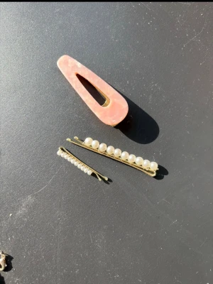 Set med hårspännen i rosa och pärlor - Säljer flera fina guld smycken och billiga kläder, köp gärna bundle för bundle-rabatter!💞💞💞