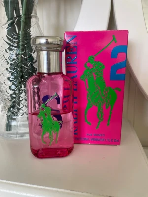 Ralph Lauren parfym - Säljer denna parfym från Ralph Lauren, Big Pony 2. Säljer den i 50ml falskan, skulle säga att 25ml är kvar. Orginal pris 700kr i 50ml. Parfymen är äkta, köpt från kicks. Så säljer flaskan och lådan till parfymen. 