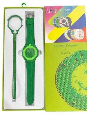 Grön trendig klocka i plast - Snygg grön klocka med matchande armband i plast. Klockan har rund urtavla med vita markeringar och justerbart band. Perfekt accessoar för dig som vill sticka ut med färg. Levereras i färgglad presentförpackning.