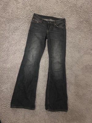 Weekday Nova Low Slim Bootcut Jeans - Snygga svarta bootcut jeans från Weekday i modellen Nova Low Slim. Jeansen har inte låg midja. Tillverkade i ett slitstarkt denimtyg som ger en cool och avslappnad look.Stårvinte vilken storlek men skulle säga xs.
