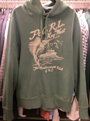 Grön hoodie med Key West-tryck - Säljer en grön hoodie med 'P.R.L. Key West The Southernmost Point of U.S.'. Hoodien. Storlek M. Hör av dig vid funderingar eller vill se den på. Skickar samma dag som köpt. 