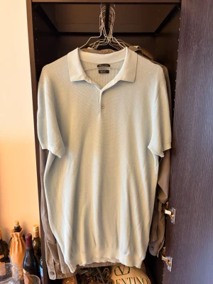 Massimo Dutti stickad piké - Massimo Dutti stickad piké i ljusgrön/salvia 🤍  Snygg och stilren stickad piké från Massimo Dutti. Väldigt fin ljusgrön/salviagrön färg och en lite grövre/texturerad stickning som ger ett exklusivt uttryck. Storlek: Medium