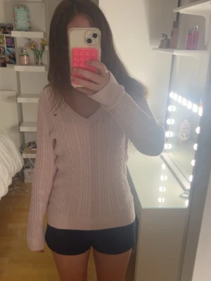 Ljusrosa v neck tröja - Supersöt ljusrosa kabelstickad tröja från Hollister med v-ringning och långa ärmar. Storlek S men säljer då den är lite stor på mig. 