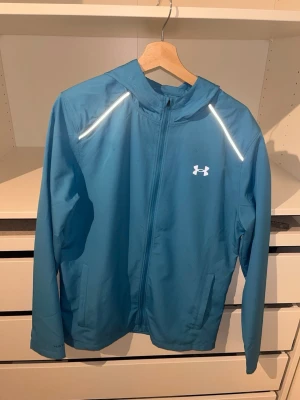 Blå vindjacka från Under Armour - Använder inte den någon mer har knappast haft på mig den sen köper. Ganska dyr och allmän eftersökan på under armour windjackor. Går alltid att förhandla för lägre pris!