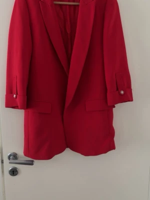 Röd oversized kavaj med slag - Stilren röd kavaj med breda slag och långa ärmar i storlek XS men den passar även S. Pris går att diskutera vid snabb smidig och snabb affär💕