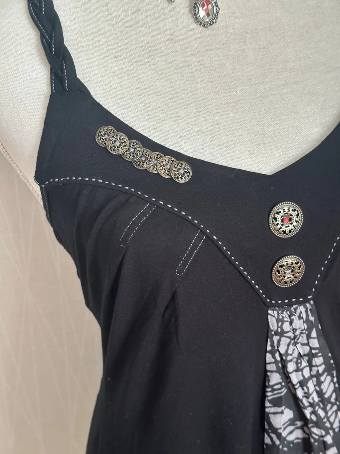 Svart kortklänning med detaljer - 3