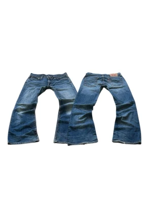 Blåa Levis 529 Bootcut Jeans Storlek W28 L32 - Mycket fina Levis Jeans i blå färg. | Jeansen är i mycket bra skick och sparsamt använda. |  Äkta som allt annat jag säljer! ✅ | Passar både dam och herr! |  Storlek: W28 L32 | Skick: Mycket Bra Skick - har lite slitningar (SE SISTA BILD)  | Färg: Blå | Märke: Levis | Modell: Jeans |   Hör gärna av dig vid frågor så svarar jag så fort jag kan! 😁 |  (SKU - 269)
