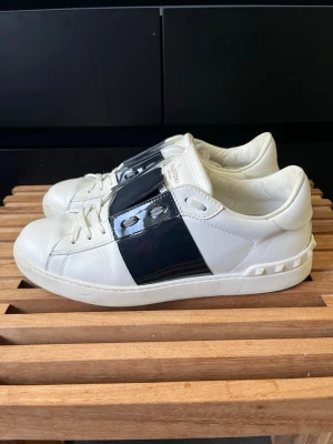 Valentino open  - Tjena, säljer nu dessa riktigt snygga och populära valentino opensen i en mörkblå glansig stripe, rätt ovanliga, storlek 40, de är i mycket bra skick utöver de som visas på sista bilden, endast skorna ingår, hör av er vid fårgor och funderingar🙌🤝 