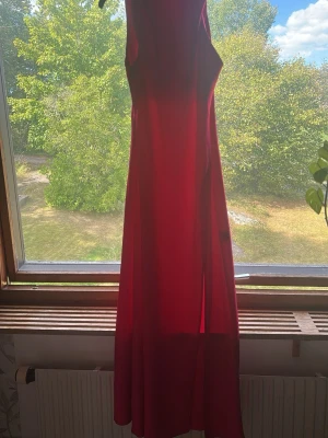 Klänning - Rosa/röd klänning köpt från Zara för ca 2 år sedan. Defekt vid en av knapparna man fäster vid nacken, funkar att knäppa men knappens fäste är skör och hade behövt sys tillbaka på plats. ♡